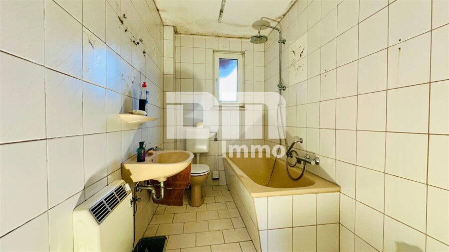 Schönes Einfamilienhaus mit großem Grundstück und traumhaften Panoramablick in Bestlage - EG Badezimmer / Badewanne